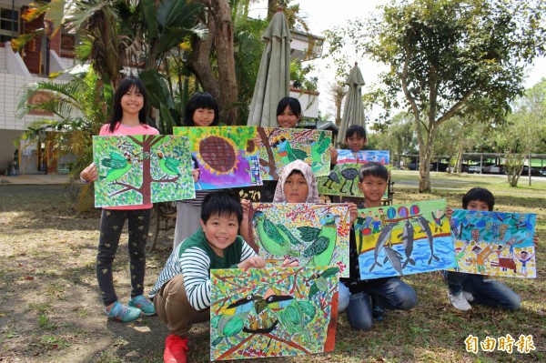 海端鄉廣原國小學生的畫作25日起將在池上日暉國際度假村展出，屆時學生們將當起小小解說員，述說自己的創作。（記者王秀亭攝）