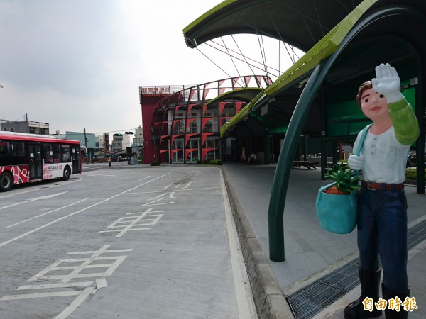 台南關廟轉運站獲得全國建築園冶獎。（記者洪瑞琴攝）