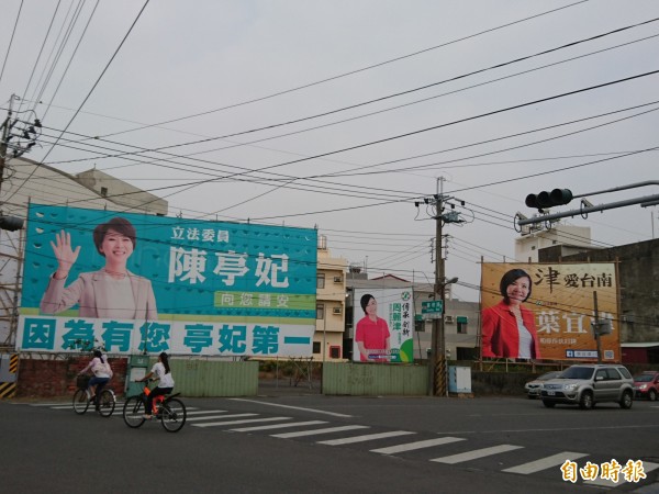 民進黨台南市長選戰熱區，重要路口的選將看板互別苗頭。（記者洪瑞琴攝）