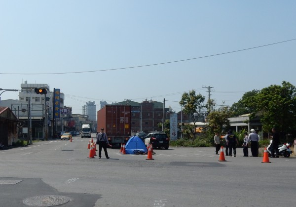 溪湖鎮東、西環路口，今日中午發生一起死亡車禍，警方進行路口管制。（記者陳冠備翻攝）