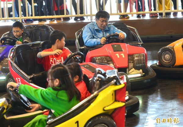 台北市長柯文哲視察兒童新樂園，並在園區體驗各項設施。（記者王藝菘攝）