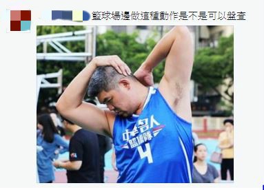 有網友加入搞笑的行列,貼出前台北市長參選人連勝文在籃球場上經典的姿勢揶揄。(圖擷取自「小聖蚊的治國日記」臉書頁) 有網友加入搞笑的行列,貼出前台北市長參選人連勝文在籃球場上經典的姿勢揶揄。(圖擷取自「小聖蚊的治國日記」臉書頁)