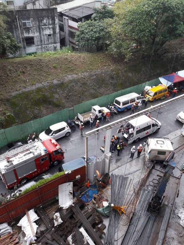台北市木柵今日上午發生工地意外，疑似有貨車司機不幸被砸到後命危送醫。（圖擷自「爆料公社」臉書粉絲團）