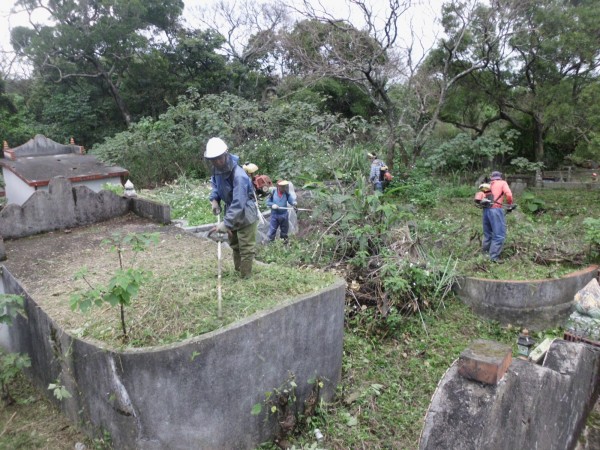 新北市政府完成公墓周邊環境除草，總面積達450公頃。（新北市政府民政局提供）