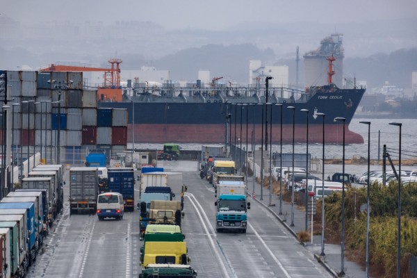 日本2月出口年增11.3%，創2年來最大，亦為連續第3個月成長，現在卻面臨保護主義升高的風險。圖為日本橫濱港。（彭博）