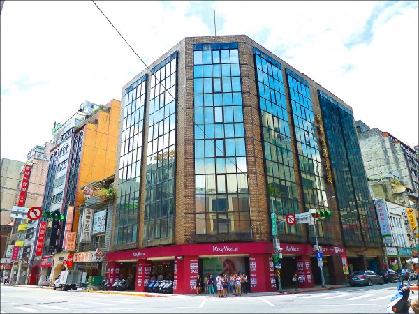 全台第一間百貨公司「菊元百貨」昨天進入台北市文資審議會，經委員討論後賦予歷史建築身分。（文化局提供）