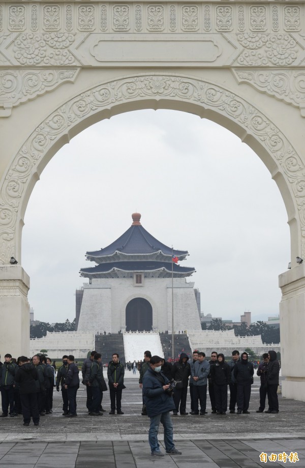 自由台灣黨主席蔡丁貴等人28日赴中正紀念堂要拆蔣中正銅像，警方以人牆戒備。（資料照，記者張嘉明攝）