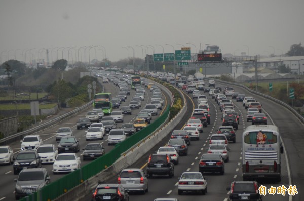 針對國道尖峰時段塞車問題始終無解，立法委員鄭運鵬今日於立法院交通委員會質詢時，建議交通部大幅提高尖峰時段費率，並降低離峰時段費率甚至是不收費。（資料照，記者顏宏駿攝）