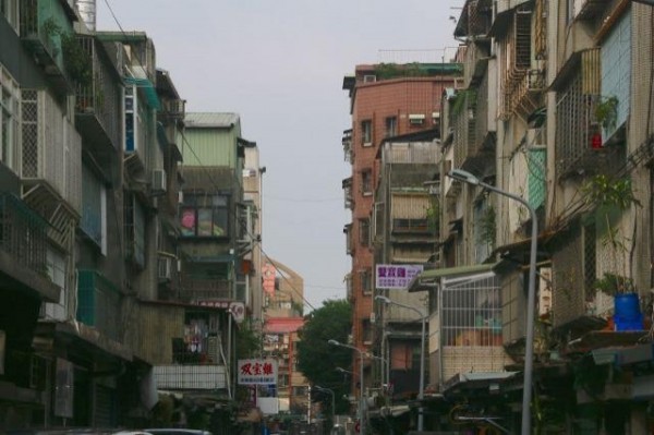 有鄉民在批踢踢八卦板上，撰文分析台灣各縣市市容為什麼看起來破破爛爛。（圖擷取自批踢踢八卦板）