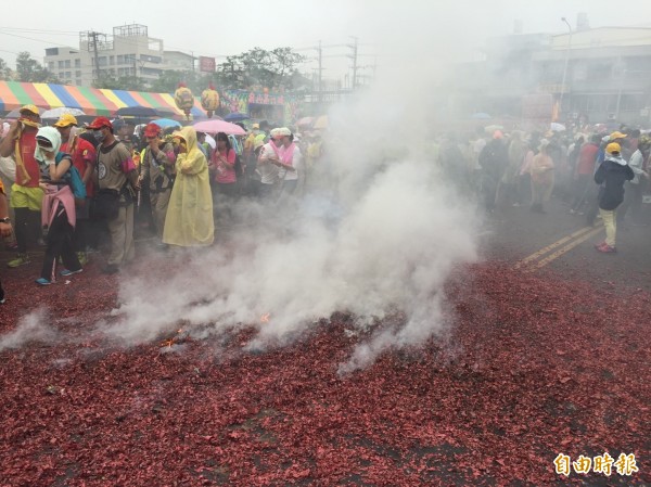 圖為去年彰化花壇鄉的信眾燃放鞭炮迎接大甲媽祖。（資料照，記者湯世名攝）