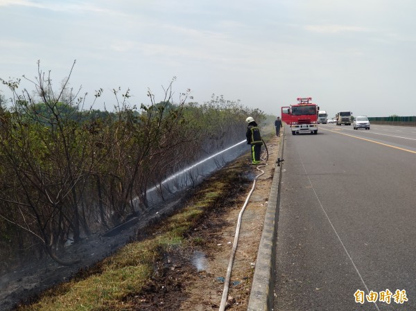 國道1號民雄路段疑因民眾燃燒雜物，不慎引燃邊坡雜草發生火警。（記者曾迺強攝）