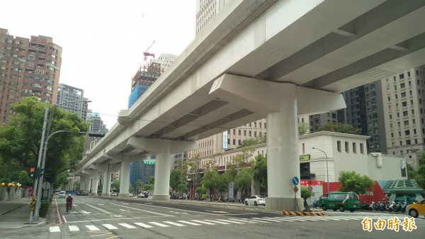 中市文心路大墩10街至大墩11街即日起改劃黃線，民眾可臨時停車了（記者蘇金鳳攝）