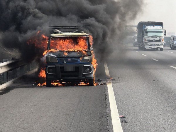 昨天下午北斗交流道附近發生一起火燒車意外。（記者顏宏駿翻攝）