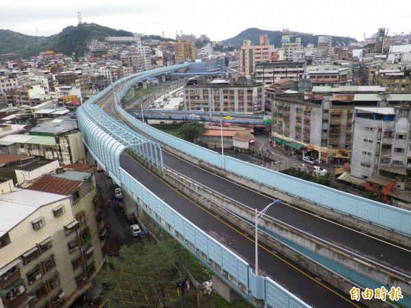 興建6年多的基隆港西岸高架道路將於4月中開放通車。（記者盧賢秀攝）