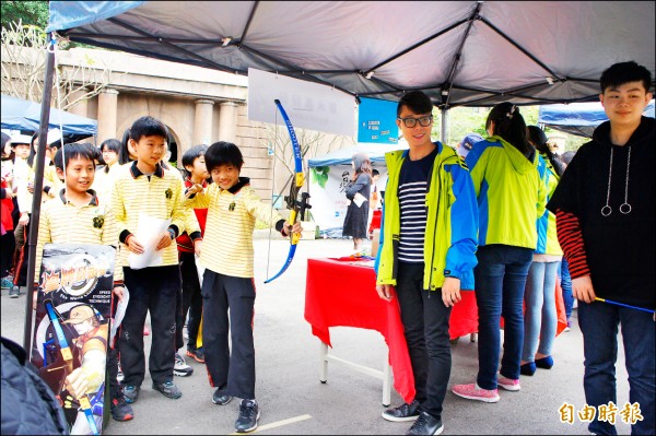 台北自來水園區昨響應322世界水日，舉辦節水召集令活動，設計關卡引導孩童學習節水知識。（記者黃建豪攝）