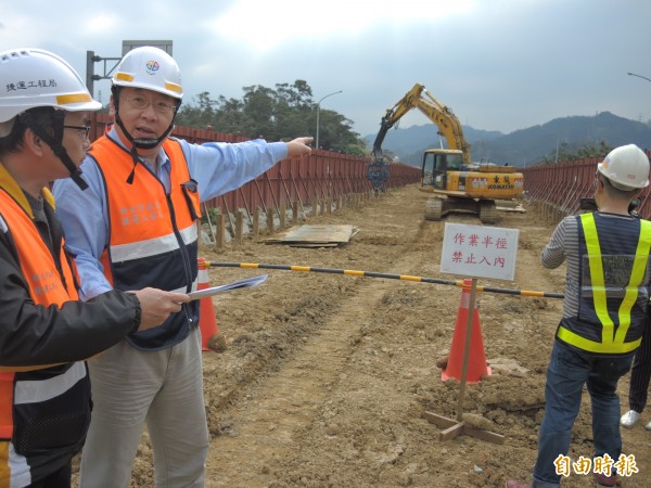 新北捷運局長趙紹廉（左二）現場說明安坑輕軌線施工進度。（記者翁聿煌攝）