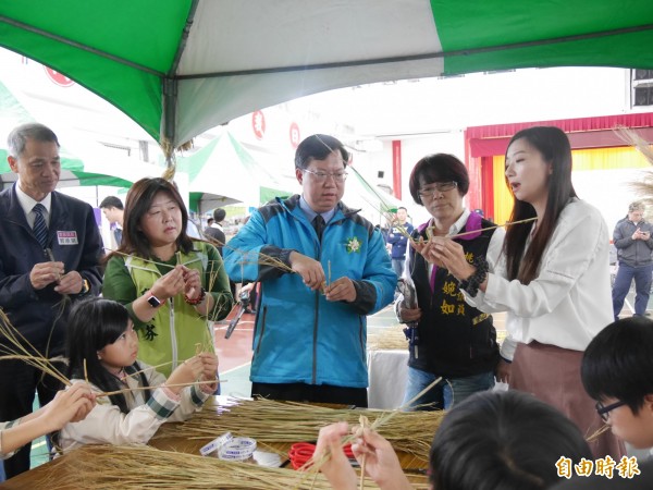 桃園市長鄭文燦和小朋友們一起體驗芒草編織的農村活動。（記者謝武雄攝）