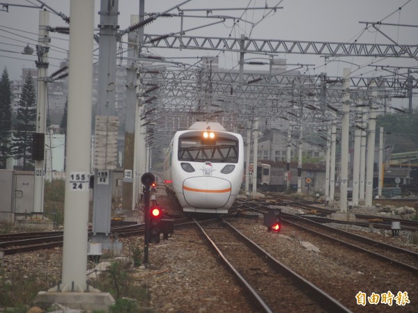 為方便旅客在台鐵與高鐵間的轉乘更便利，台鐵4月27日起微調班車時刻表，95班列車有變動。（資料照，記者王秀亭攝）