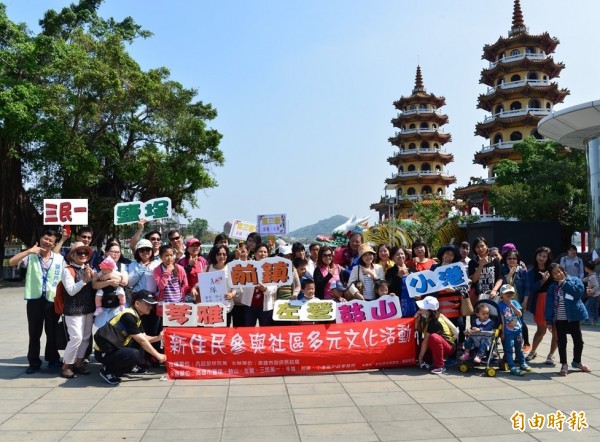 高雄市7戶所邀新住民到左營體驗「龍喉入、虎口出」台灣習俗。（記者黃旭磊攝）