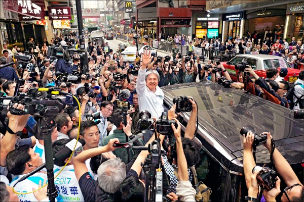 港特首候選人曾俊華（揮手者）24日在中環舉行造勢，數千人到場力挺。（美聯社）