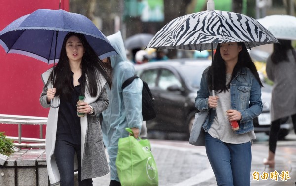 明（26日）各地早晚氣溫較低，仍有短暫雨及零星雨勢，要到明天下午之後才會轉為乾冷的天氣型態。（記者簡榮豐攝）