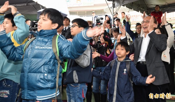 行政院長林全參加「安心同樂嘉年華」兒童節慶祝活動，並與小朋友們一同擊掌、跳舞互動。（記者劉信德攝）