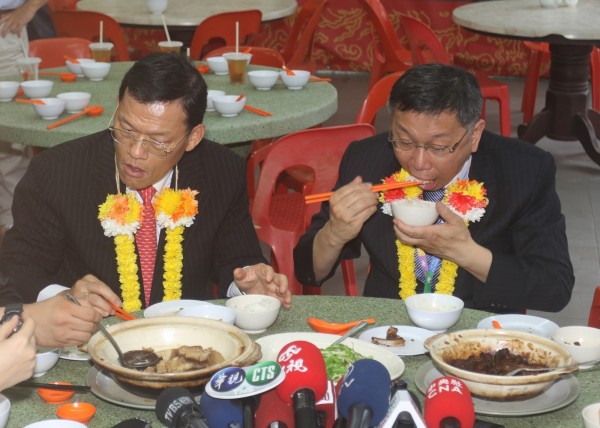 柯文哲認為，肉骨茶吃起來很像台灣的藥燉排骨，但沒有苦味。（中央社）