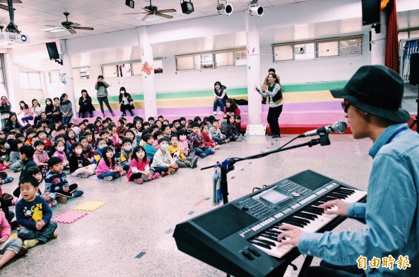 陳翔今天在母校現場演出小幸運、童年等歌曲，現場氣氛溫馨感人。（記者王駿杰攝）