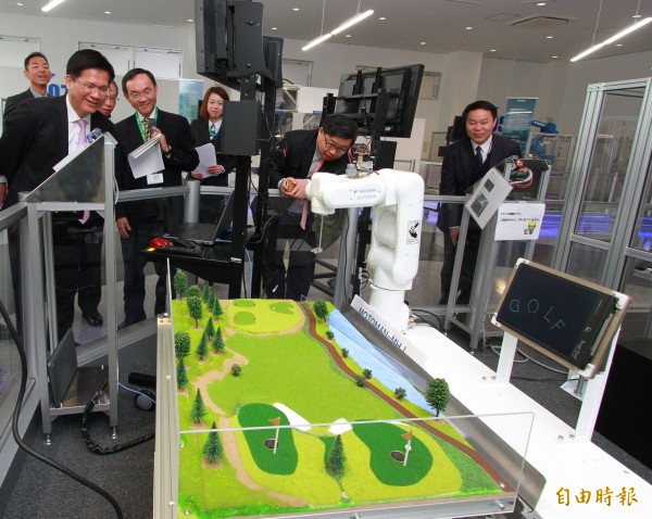 林佳龍去年參訪安川電機時，該公司宣布在台中設立台灣技術服務中心。（記者黃鐘山攝）