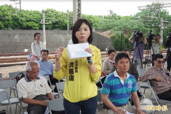 洪慈庸催促甲后線軌道建設。圖為洪過去會勘后里東站擴建工程的畫面。（資料照，記者張軒哲攝）