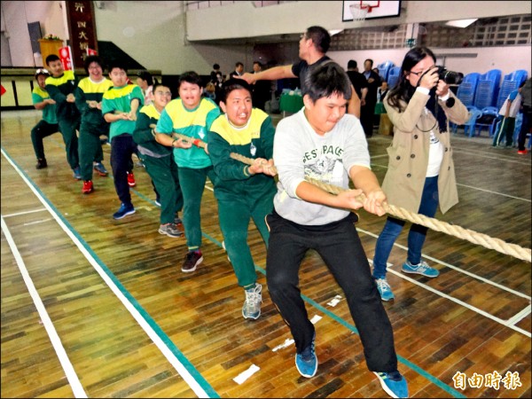 身心障礙朋友參加台南市扶輪盃拔河比賽，展現運動家拚鬥精神。（記者王俊忠攝）