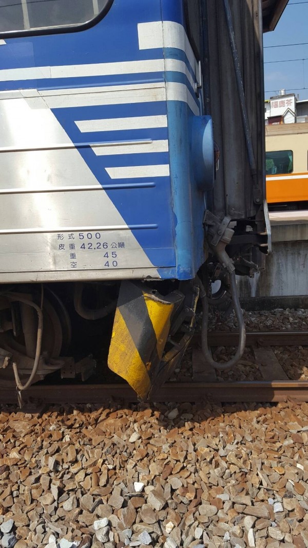 台鐵區間車於花東撞到牛，車輛損壞嚴重無法繼續行駛。（圖：台鐵局提供）