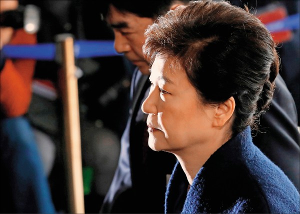 南韓檢方已聲請逮捕被彈劾去職的前總統朴槿惠，法院可能在卅一日前做成決定。圖為朴槿惠廿一日前往首爾中央地方檢察廳接受偵訊。（美聯社）