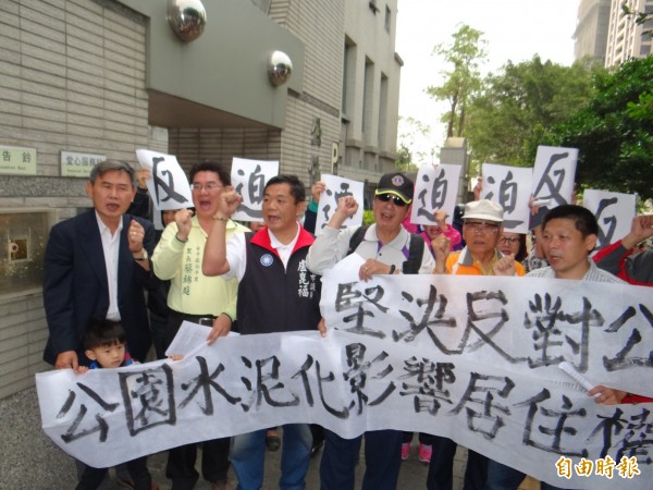 民進黨中央前副秘書長李俊毅（左一）為南市安平區怡平里活動中心改建智慧交通中心案、率眾控告賴市長與市府有關官員涉瀆職。（記者王俊忠攝）