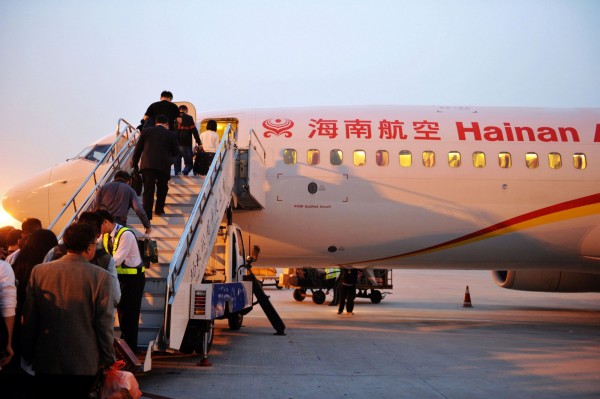 中國海航集團(HNA Group)正在洽談收購「富比世」雜誌發行商「富比世媒體」(Forbes Media)的控股權事宜,而持有富比世媒體95%股權的香港匯鯨媒體投資公司(IWM),也與另1家中國媒體公司洽談。圖為海航集團旗下的海南航空客機。(路透) 中國海航集團(HNA Group)正在洽談收購「富比世」雜誌發行商「富比世媒體」(Forbes Media)的控股權事宜,而持有富比世媒體95%股權的香港匯鯨媒體投資公司(IWM),也與另1家中國媒體公司洽談。圖為海航集團旗下的海南航空客機。(路透)