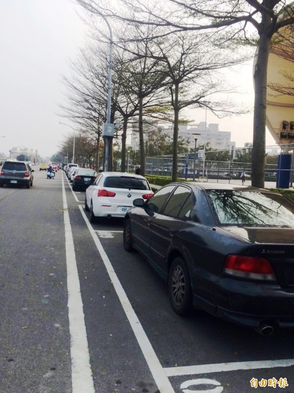 桃園區後站陽明公園至介壽公園間的七個路段，路邊停車格每三十分鐘才收五元，比開單成本七元還低。（記者邱奕統攝）