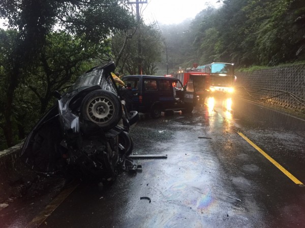 這起發生在去年11月的自小客車對撞事故，從兩車車體支離破碎情況，不難想見撞擊力道有多強，駕駛自小客的楊姓女駕駛酒測值破表近5倍。（資料照，記者林嘉東翻攝）