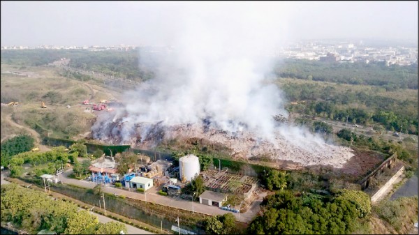 文山掩埋場內堆積廢樹枝處，前天傍晚發生自燃現象。（記者何宗翰翻攝）