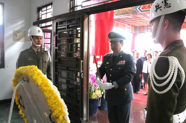 陸軍八軍團指揮官陳曉明中將今天在高雄澄清湖忠靈塔舉行春祭，儀式莊嚴隆重。（圖／陸軍八軍團提供）