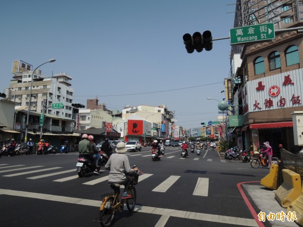 屏東市復興路的陸橋於一0二年拆除後，街景改觀，帶動周邊房價上漲。（記者李立法攝）