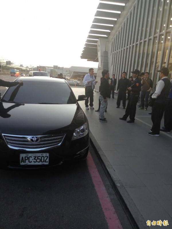 桃園機場黃牛橫行引來台大教授po文抨擊，行政執行署桃園分署今晚會同航警掃蕩，查扣4名黃牛的載客車輛與現款。（記者余瑞仁攝）