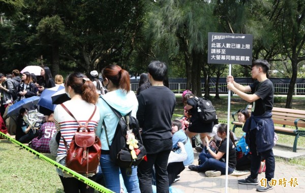 樂團五月天成軍20週年紀念日，今天晚間將在大安森林公園免費開唱，讓不少五迷為之瘋狂。（記者陳逸寬攝）