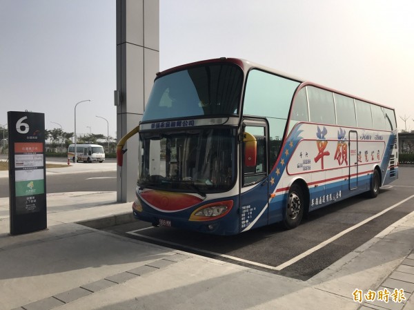 高鐵雲林站連續假期有免費接駁專車服務。（記者廖淑玲攝）