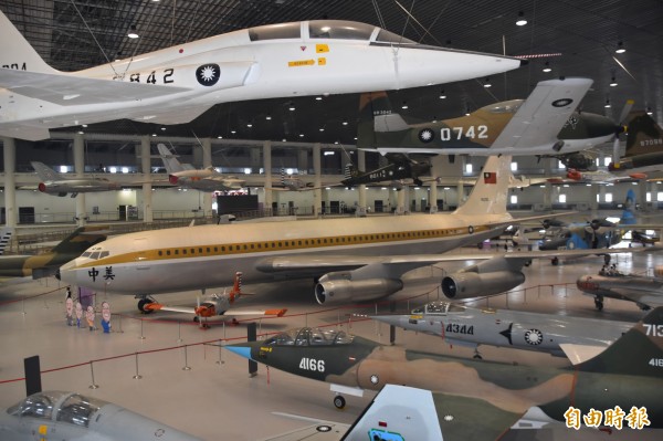 國防部8億元打造的「航空教育展示館」，號稱是亞洲首座懸吊國寶級戰機展示館。（記者蘇福男攝）