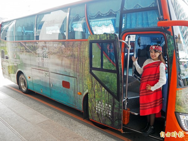 桃園市原住民族行政局推出「拉拉山輕旅行」，由原住民族專業導覽員全程隨車導覽。（記者陳昀攝）