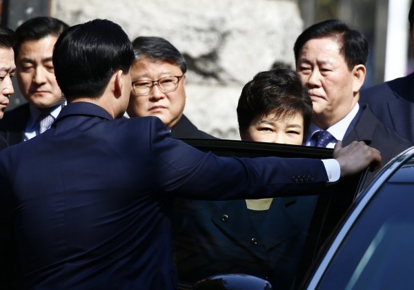 朴槿惠抵達首爾，接受審查。（歐新社）
