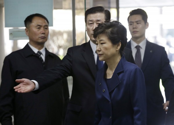 前南韓總統朴槿惠今早面無表情出庭，沒有回答記者提問，直接走上樓應訊。（美聯社）
