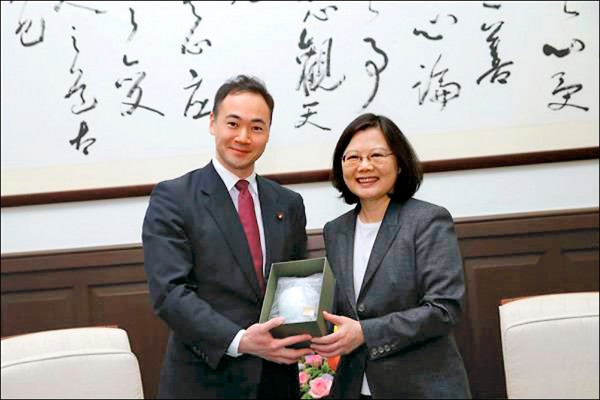 蔡英文總統在三月二十日於總統府接見日本自民黨青年局局長鈴木馨祐眾議員乙行，並相互贈禮。（總統府提供）