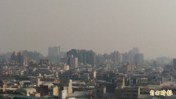 台南空污嚴重，今天上午空氣品質又不佳。（記者蔡文居攝）