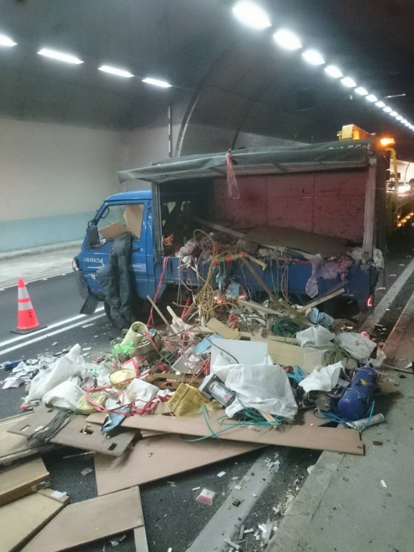 小貨車翻覆雪隧南下路段內側車道，雜物塞滿一車道。（記者簡惠茹翻攝）